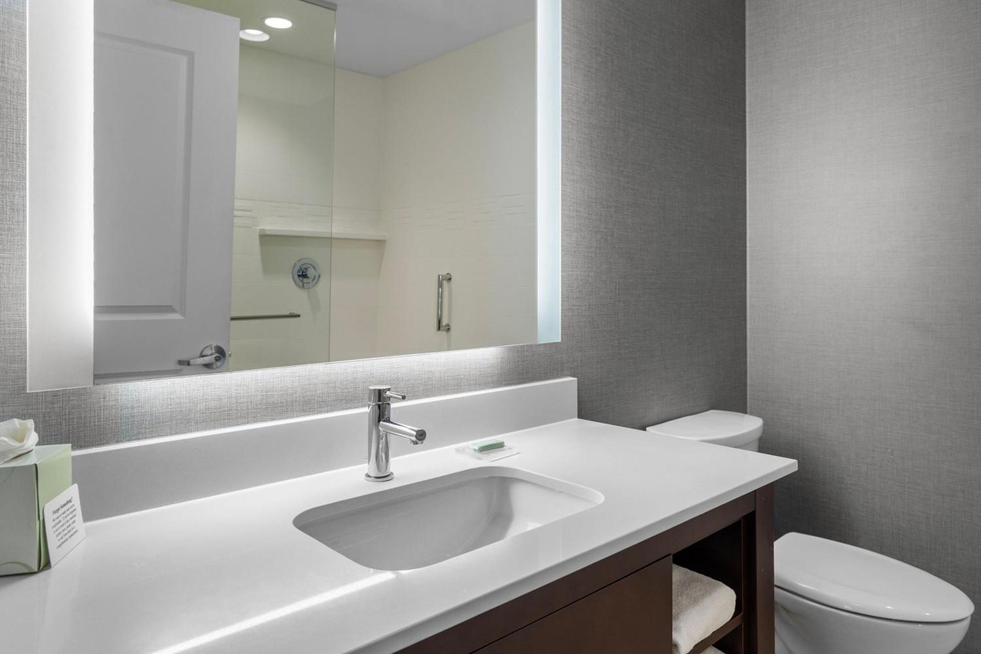 Hotel By Marriott Cleveland At The Emerald Event Center 3*