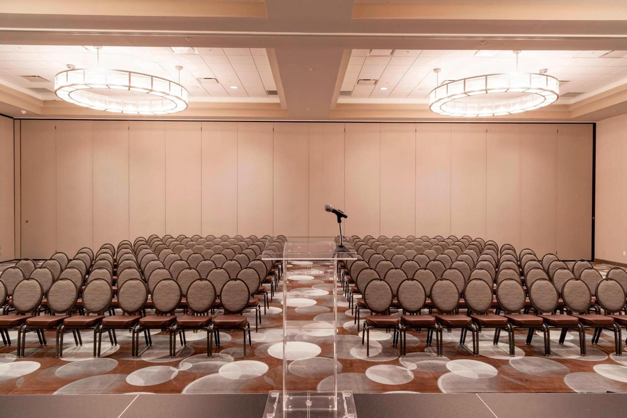 Hotel By Marriott Cleveland At The Emerald Event Center 3*